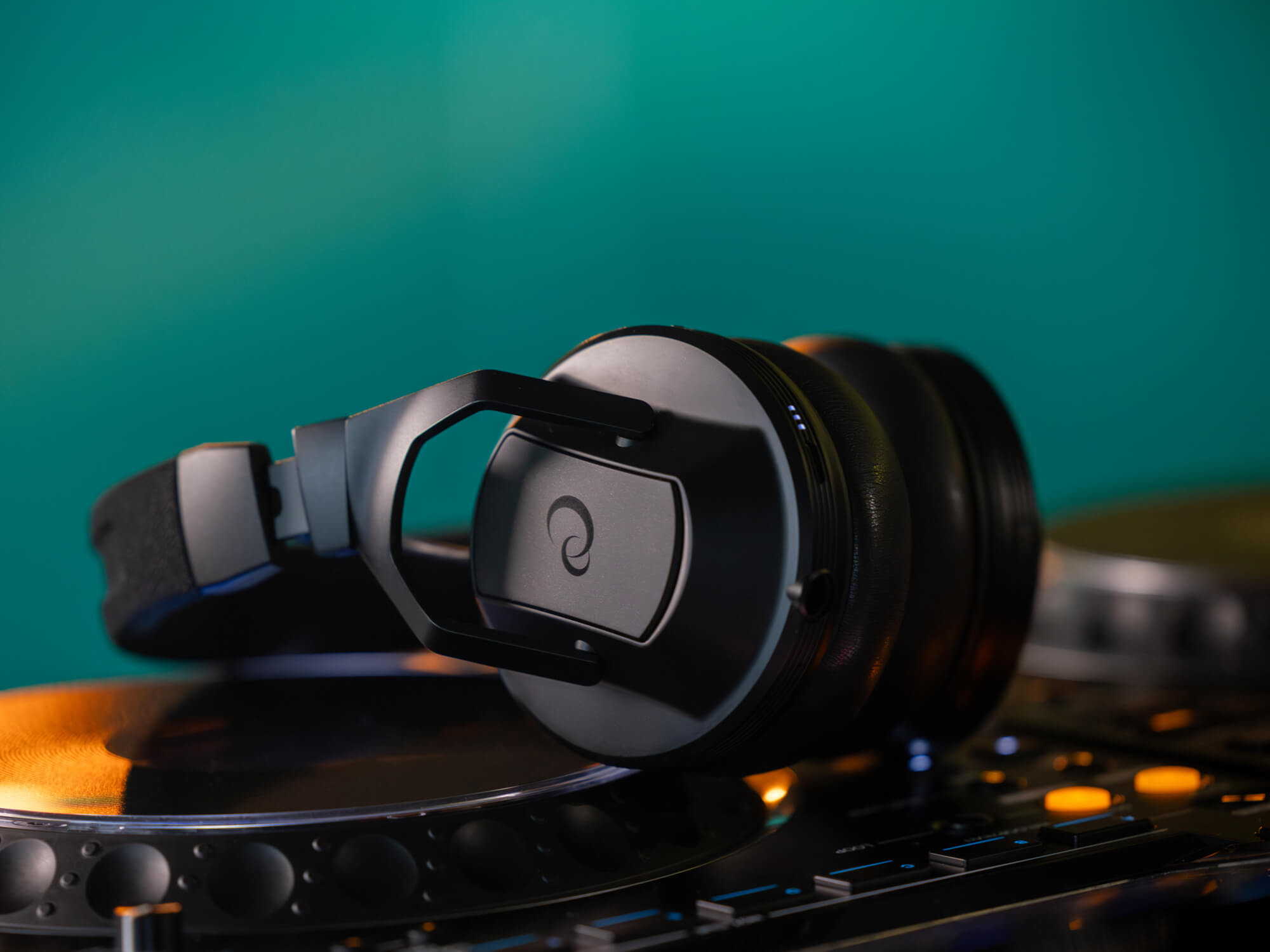  Close-Up of AlphaTheta HDJ-F10 Wireless DJ Headphones