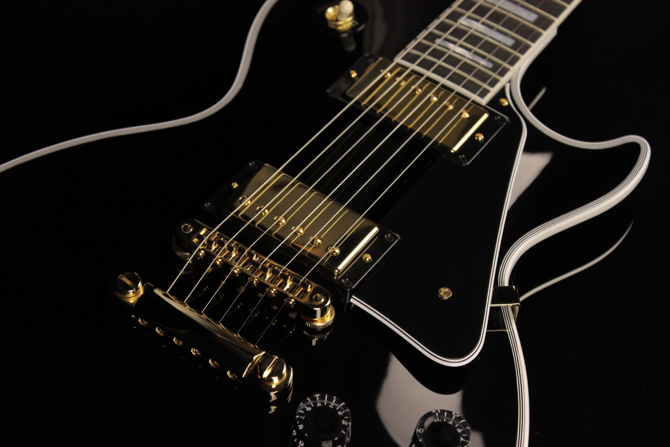 Close-up of the Gibson Les Paul Custom’s ebony fingerboard with mother-of-pearl block inlays.