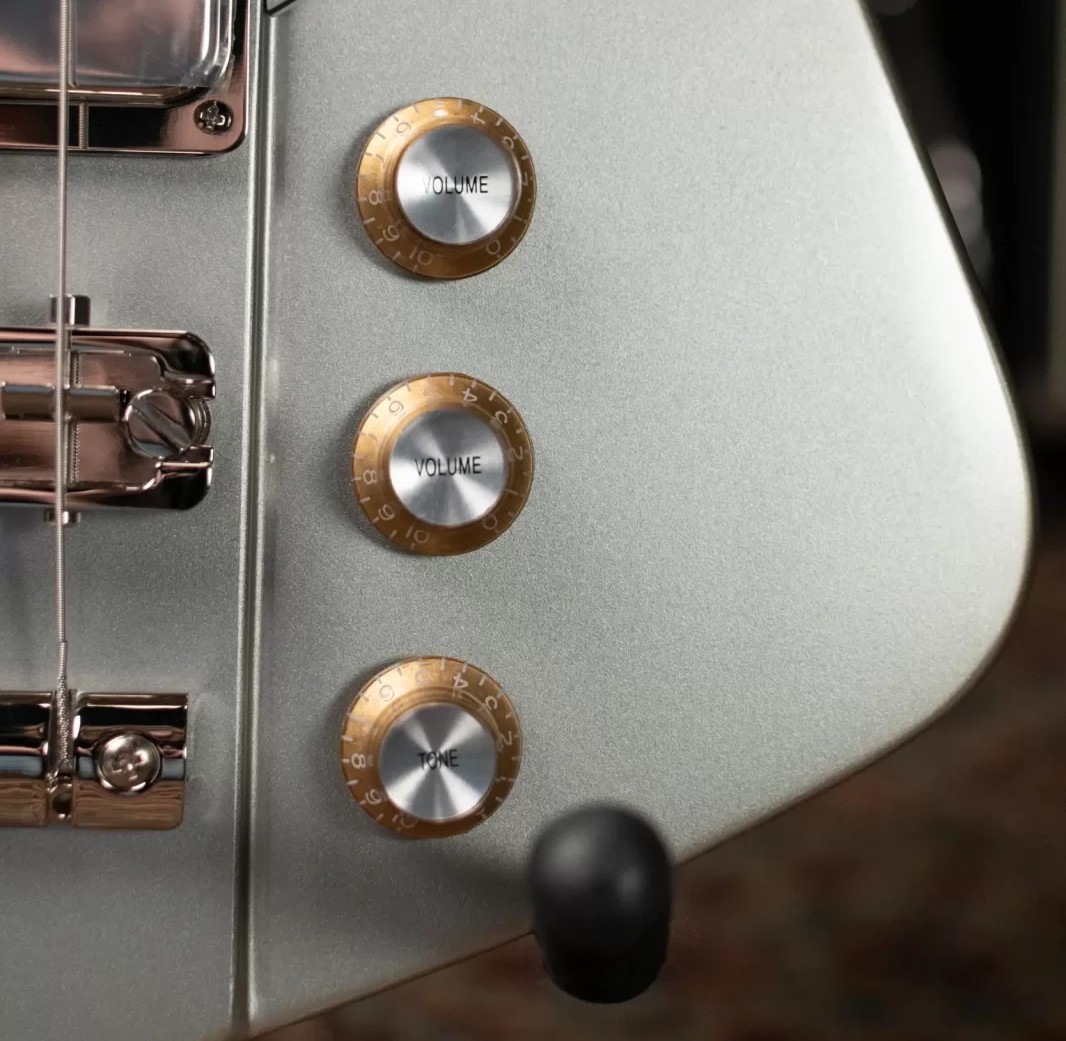  Close-up of the volume and tone control knobs on the Thunderbird ’64 Bass, featuring 50s-style wiring.