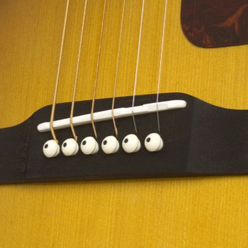 At the same time, the elegant cutaway design provides comfortable access to the upper frets.
